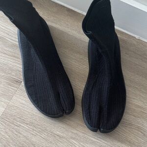 Black Athletic Shoes for Women